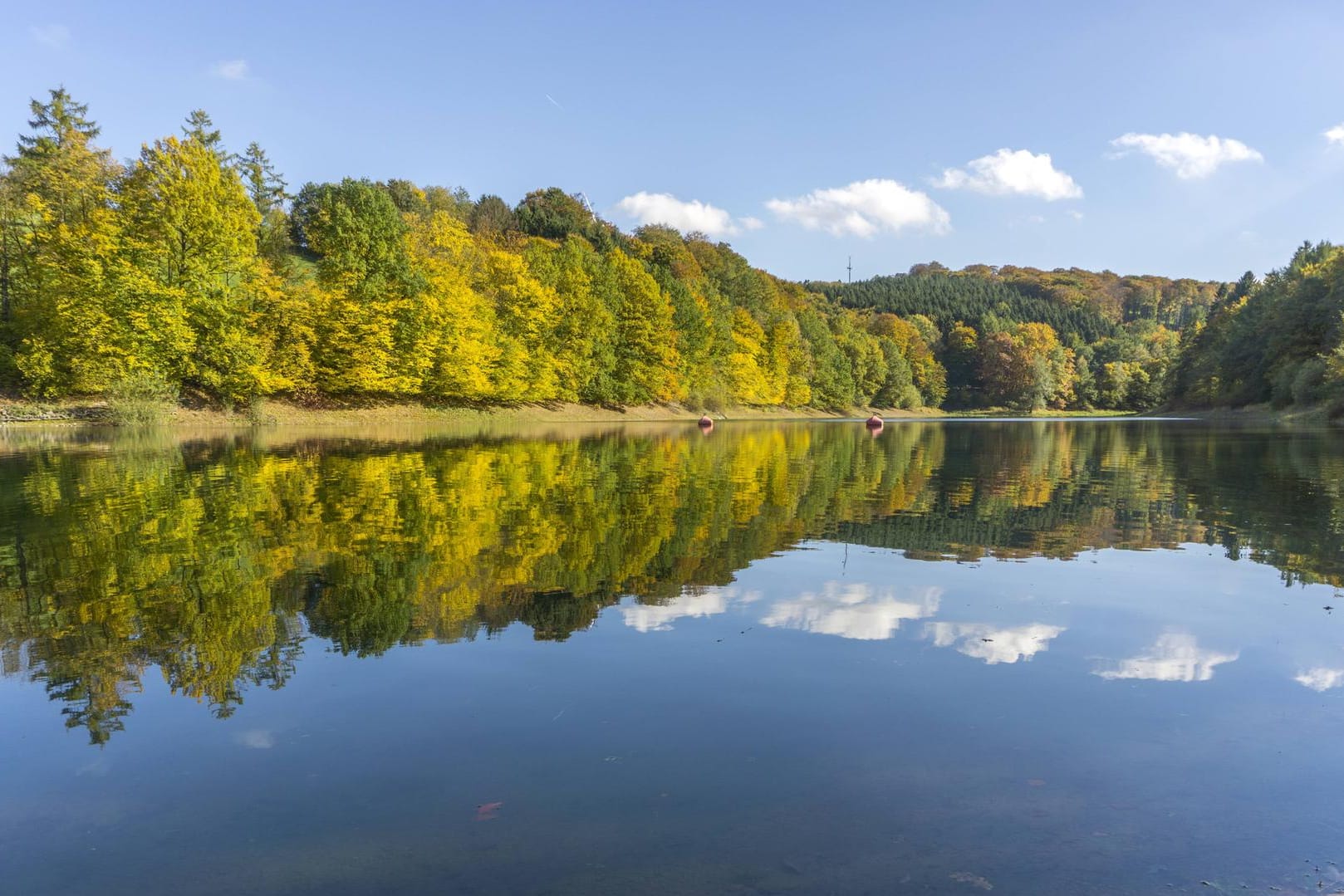 Der Hennesee in Nordrhein-Westfalen: In diesem Gewässer ging der Junge unter, der sich weiterhin in einem kritischen Zustand befindet. (Archivbild)