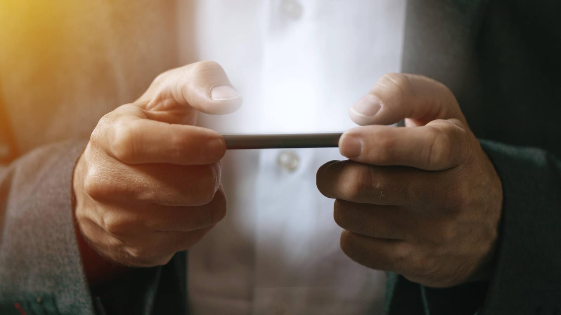 Mann schaut Video auf dem Smartphone: Die Video-App VLC Media Player ist für manche Handy-Nutzer aus dem App-Store verschwunden. Mann schaut Video auf dem Smartphone: Die Video-App VLC Media Player ist für manche Handy-Nutzer aus dem App-Store verschwunden.