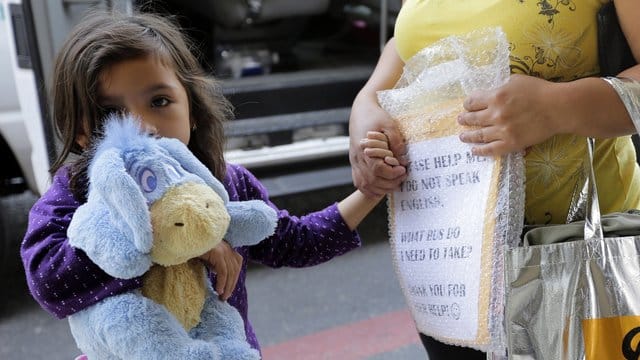 Ein kleines Mädchen, das vor kurzem mit ihrer Familie wiedervereinigt wurde, kommt zu einer katholischen Wohltätigkeitseinrichtung in San Antonio. Ein kleines Mädchen, das vor kurzem mit ihrer Familie wiedervereinigt wurde, kommt zu einer katholischen Wohltätigkeitseinrichtung in San Antonio.