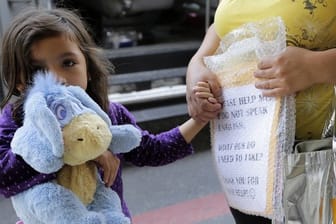 Ein kleines Mädchen, das vor kurzem mit ihrer Familie wiedervereinigt wurde, kommt zu einer katholischen Wohltätigkeitseinrichtung in San Antonio.