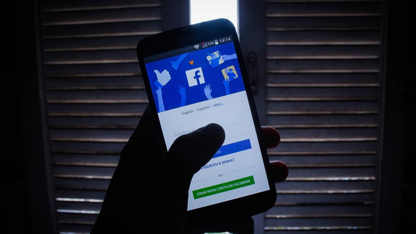 Facebook-App auf dem Smartphone: Das soziale Netzwerk verliert Nutzer.