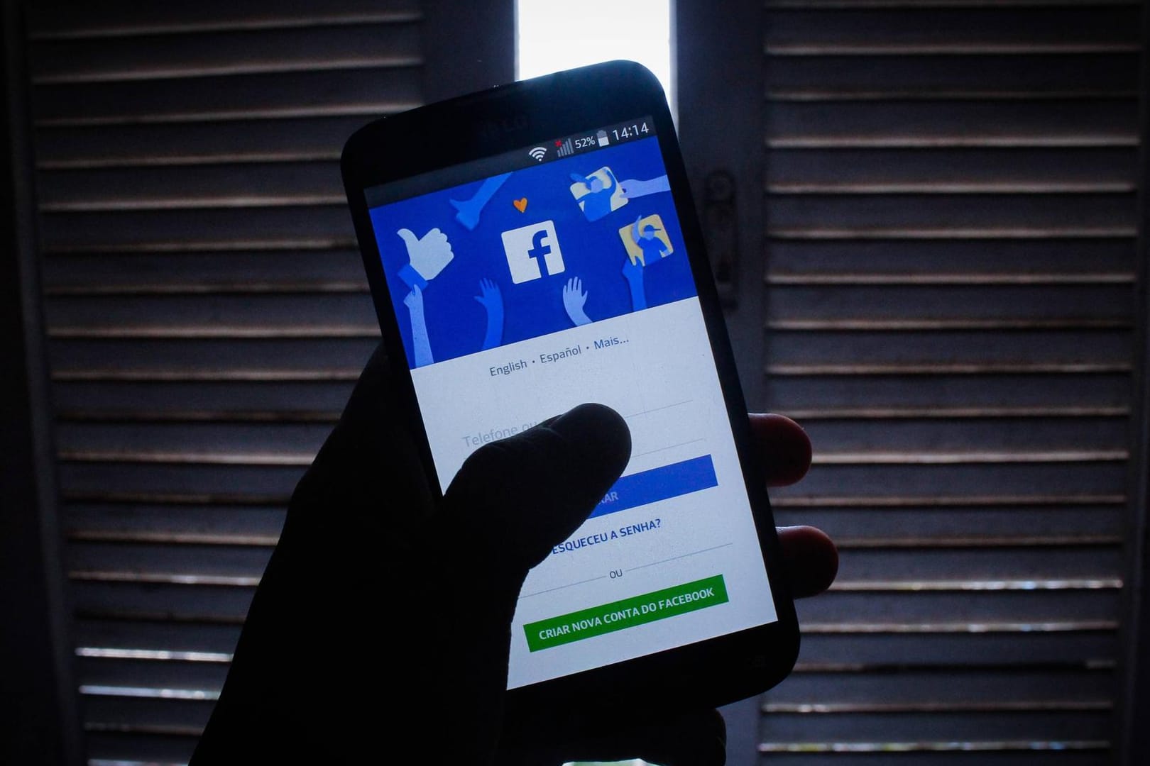 Facebook-App auf dem Smartphone: Das soziale Netzwerk verliert Nutzer.