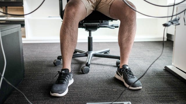 Wer im Alltag viel am Schreibtisch sitzt, kann währenddessen ein paar Übungen mit den Füßen machen, um die Venen gesund zu erhalten. Wer im Alltag viel am Schreibtisch sitzt, kann währenddessen ein paar Übungen mit den Füßen machen, um die Venen gesund zu erhalten.