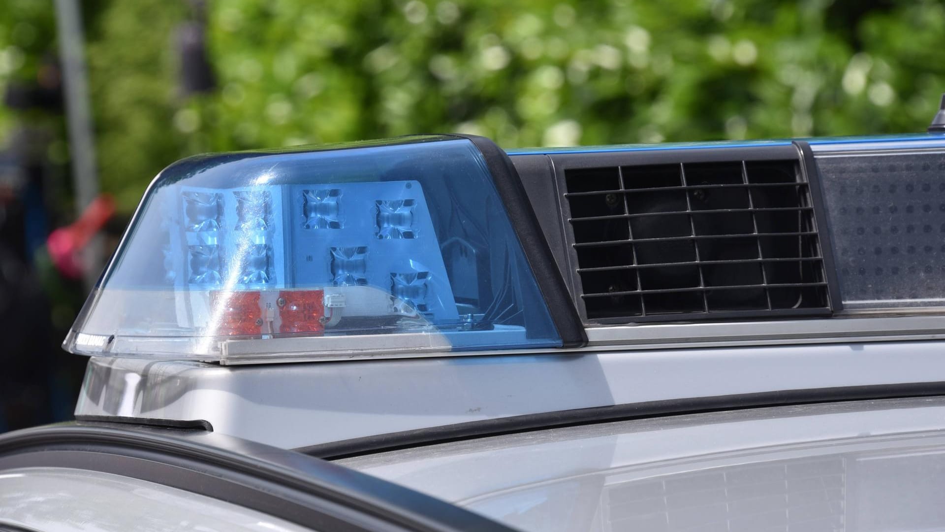 Ein Einsatzfahrzeug der Polizei: Der Polizist verletzte den Mann an Arm und Bauch. (Symbolbild) Ein Einsatzfahrzeug der Polizei: Der Polizist verletzte den Mann an Arm und Bauch. (Symbolbild)