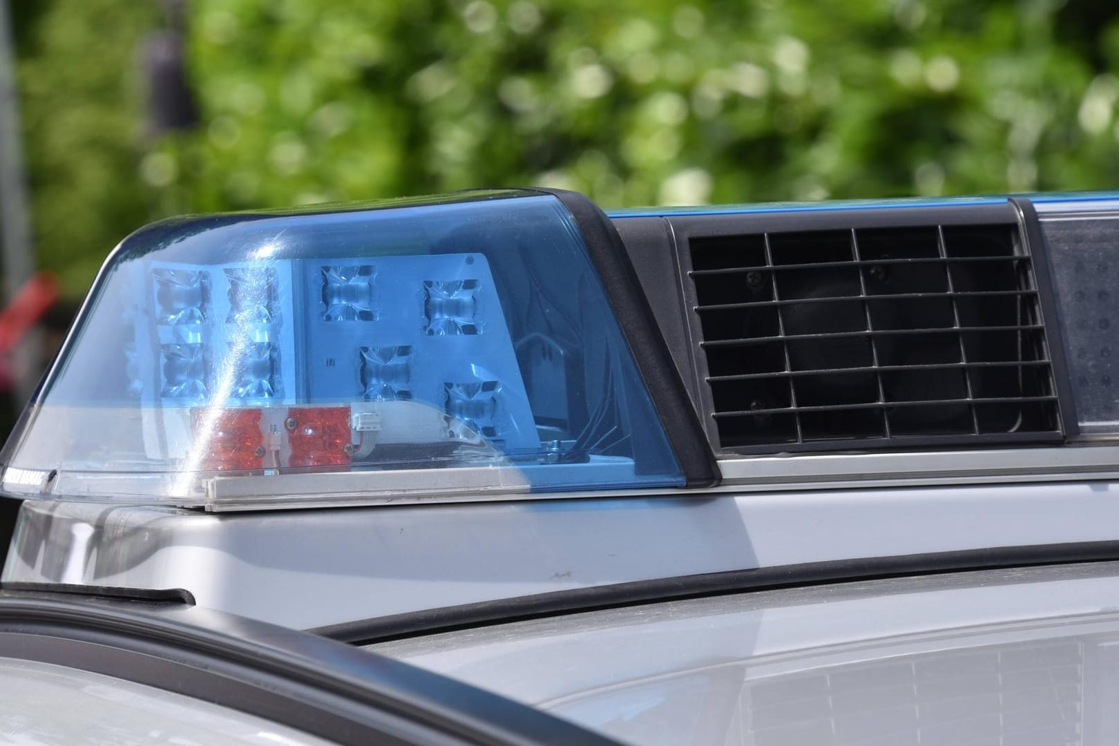Ein Einsatzfahrzeug der Polizei: Der Polizist verletzte den Mann an Arm und Bauch. (Symbolbild)
