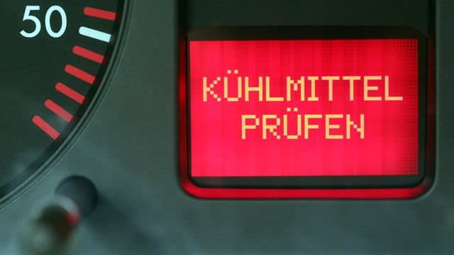 Warnung bei niedrigem Kühlmittelstand: Jetzt sollten Autofahrer möglichst schnell anhalten und Hilfe holen. Warnung bei niedrigem Kühlmittelstand: Jetzt sollten Autofahrer möglichst schnell anhalten und Hilfe holen.