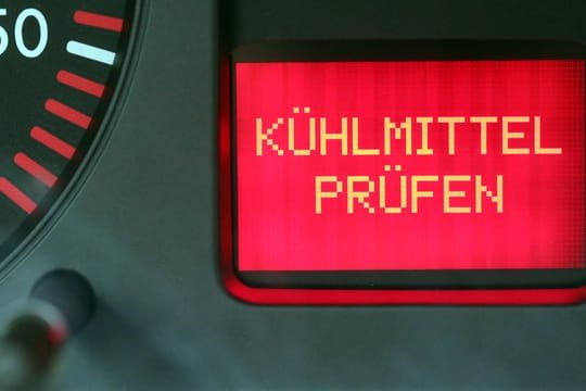 Warnung bei niedrigem Kühlmittelstand: Jetzt sollten Autofahrer möglichst schnell anhalten und Hilfe holen.