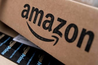 Paket von Amazon: Der Online-Händler konnte seinen Gewinn im zweiten Quartal steigern.