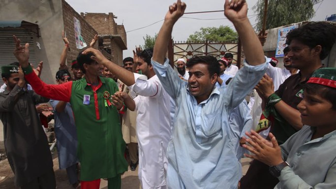 Khan-Anhänger Khan feiern den Sieg ihres Kandidaten.