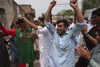 Khan-Anhänger Khan feiern den Sieg ihres Kandidaten.