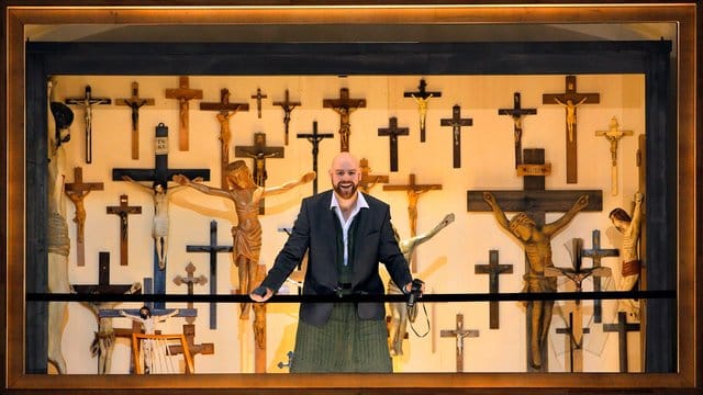 Jede Menge Kreuze: Derek Welton als Klingsor im Bayreuther "Parifal". Jede Menge Kreuze: Derek Welton als Klingsor im Bayreuther "Parifal".