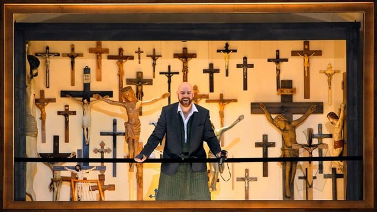 Jede Menge Kreuze: Derek Welton als Klingsor im Bayreuther "Parifal".