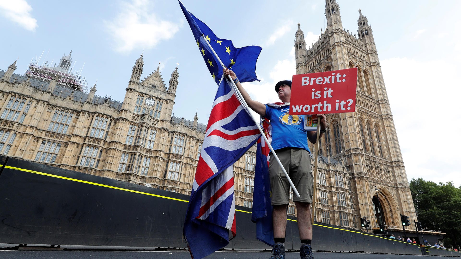 Ein Mann hält einen Anti-Brexit-Banner auf der Westminster-Brücke in London hoch: Schon das ursprüngliche Brexit-Voting war sehr knapp ausgefallen. (Archivbild)