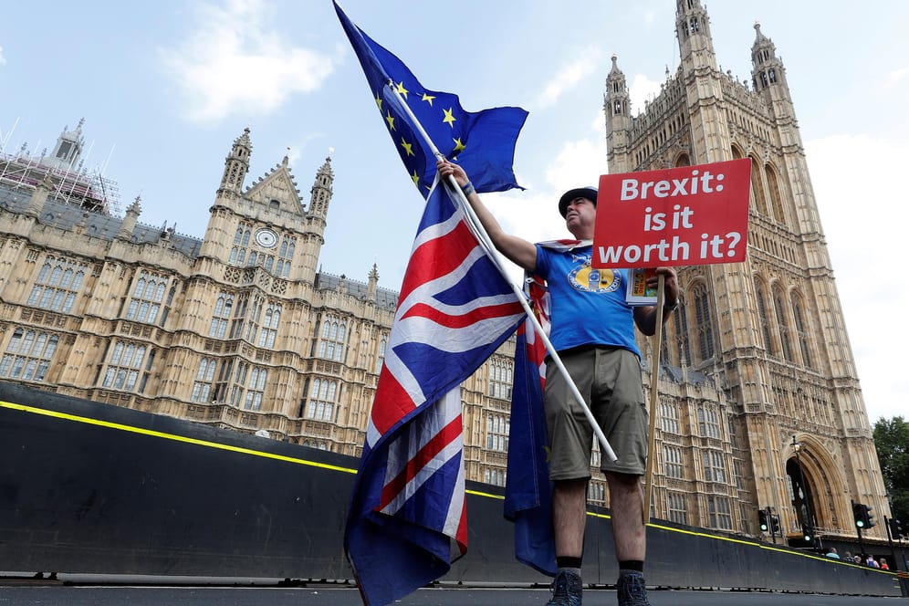 Ein Mann hält einen Anti-Brexit-Banner auf der Westminster-Brücke in London hoch: Schon das ursprüngliche Brexit-Voting war sehr knapp ausgefallen. (Archivbild)