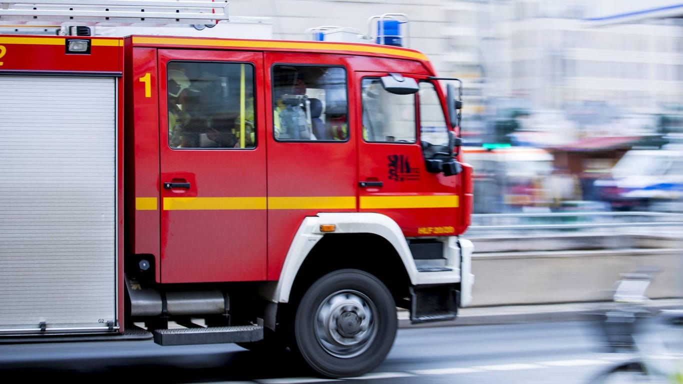 Ein Feuerwehrwagen: Viele der Hausbewohner erlitten Rauchgasvergiftungen. (Symbolbild)