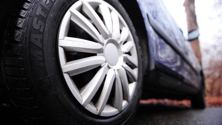 Zwar steigt der Druck in den Reifen bei Sommerhitze, doch allein deswegen sollten Autofahrer keine Luft ablassen.