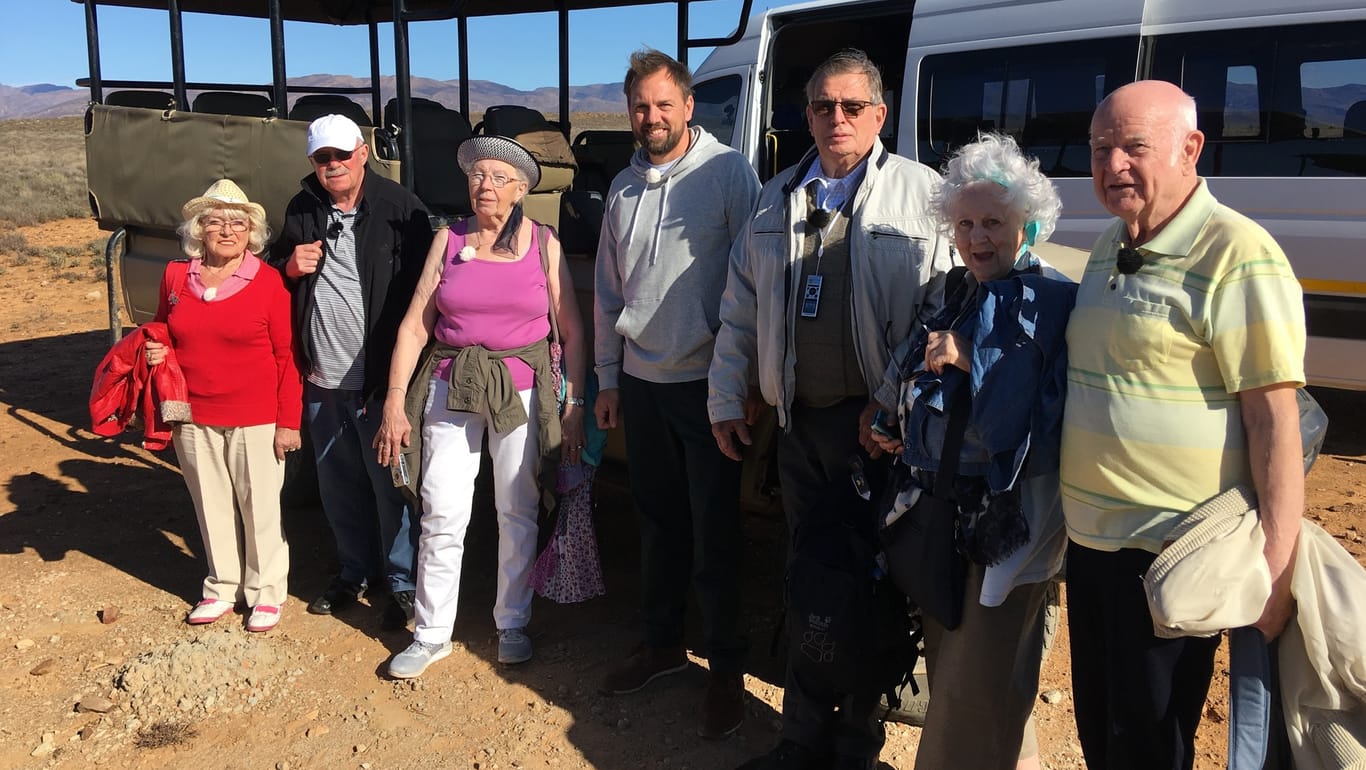 "Mit 80 Jahren um die Welt": Erika, Bernd, Marianne, Steven Gätjen, Lothar, Christina und Norbert in Südafrika.