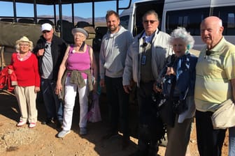 "Mit 80 Jahren um die Welt": Erika, Bernd, Marianne, Steven Gätjen, Lothar, Christina und Norbert in Südafrika.