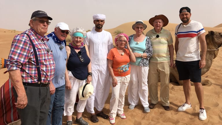 Dubai: Lothar, Bernd, Christina, Kamelsafari-Guide, Erika, Marianne, Norbert und Steven Gätjen in der Wüste Desert Conservation Reserve.