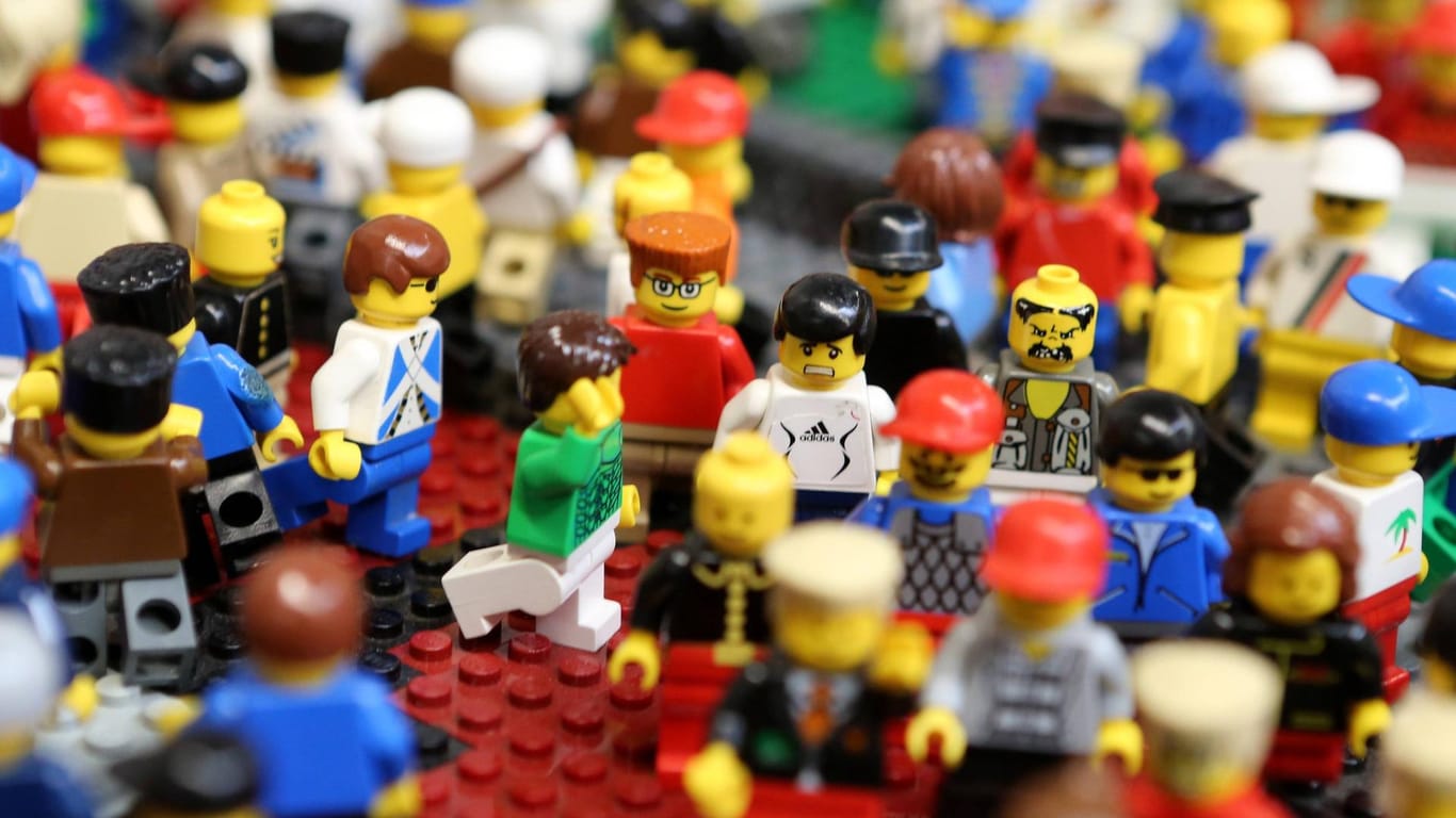 Verschiedene Lego-Figuren: Durch die Beschlagnahmung der Plagiate konnte ein wirtschaftlicher Schaden von 25.000 Euro abgewandt werden. (Symbolbild)