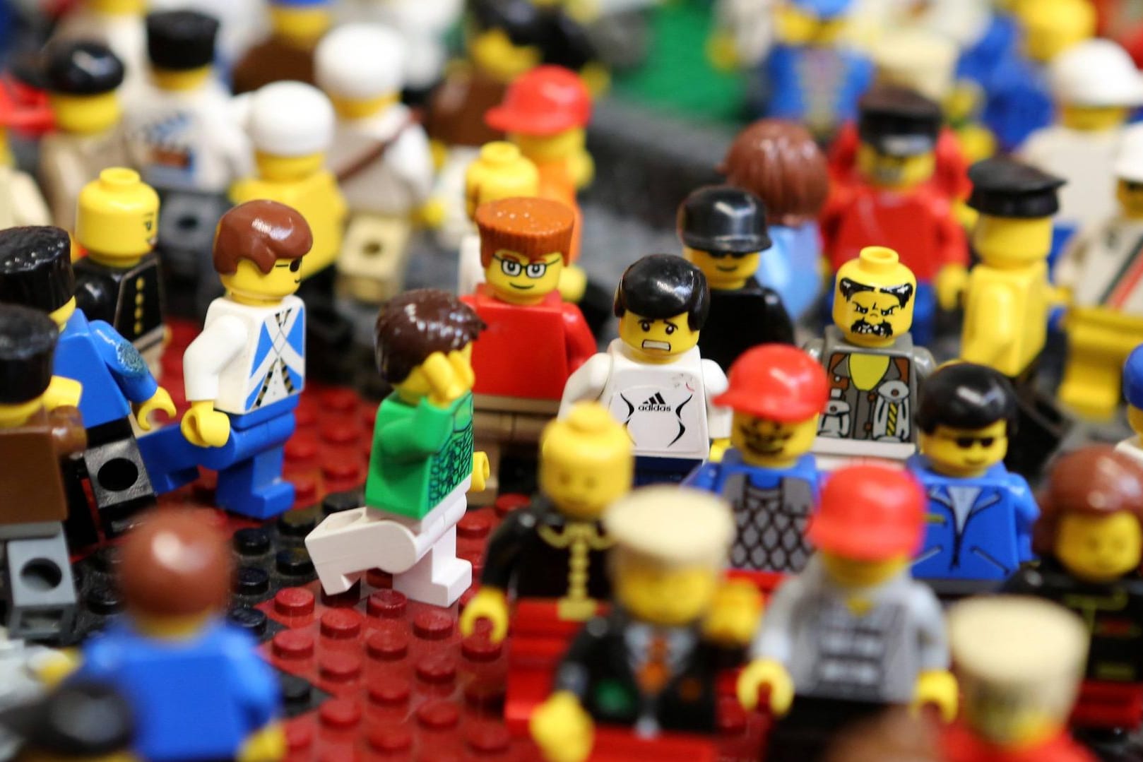 Verschiedene Lego-Figuren: Durch die Beschlagnahmung der Plagiate konnte ein wirtschaftlicher Schaden von 25.000 Euro abgewandt werden. (Symbolbild)