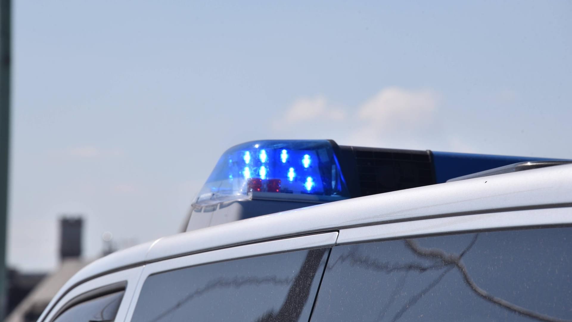 Blaulicht auf einem Polizeifahrzeug: Die eine Frau hat den Überfall offenbar nicht angezeigt. (Symbolbild) Blaulicht auf einem Polizeifahrzeug: Die eine Frau hat den Überfall offenbar nicht angezeigt. (Symbolbild)