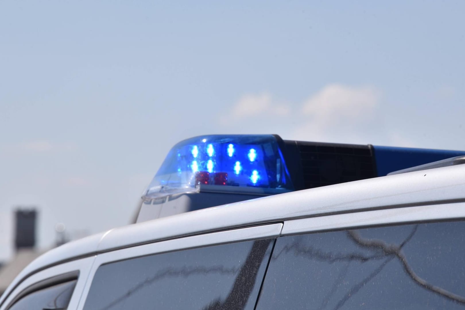 Blaulicht auf einem Polizeifahrzeug: Die eine Frau hat den Überfall offenbar nicht angezeigt. (Symbolbild)