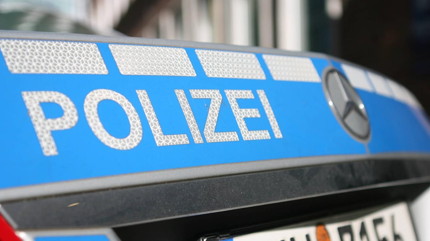 Der Schriftzug "Polizei" auf einem Auto: Die niedersächsischen Beamten mussten Verstärkung aus Nordrhein-Westfalen anfordern. (Symbolbild)
