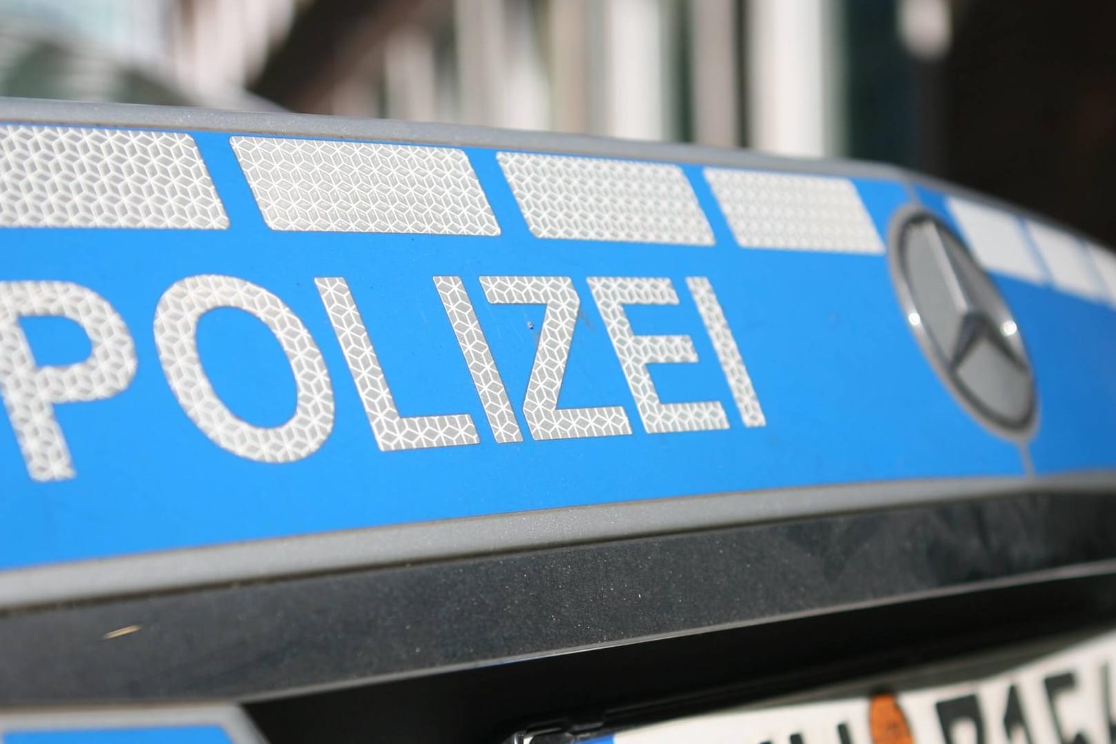 Der Schriftzug "Polizei" auf einem Auto: Die niedersächsischen Beamten mussten Verstärkung aus Nordrhein-Westfalen anfordern. (Symbolbild)