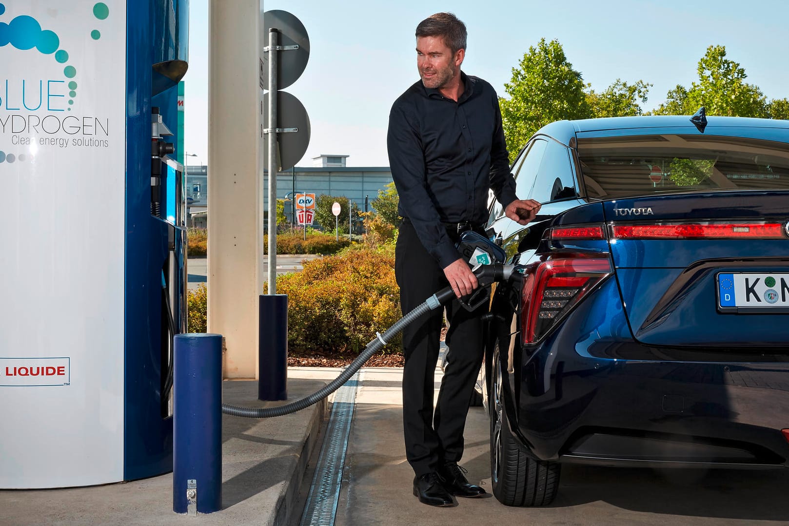 Brennstoffzellenauto beim Auftanken: Autos wie dem Toyota Mirai soll die Zukunft gehören, haben Japans Autobauer gemeinsam mit ihrer Regierung beschlossen.