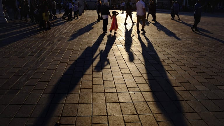 Die Schatten von Passanten auf dem Straßenpflaster in Istanbul: Der Getötete wollte offenbar eine Sechsjährige entführen. (Symboldbild)