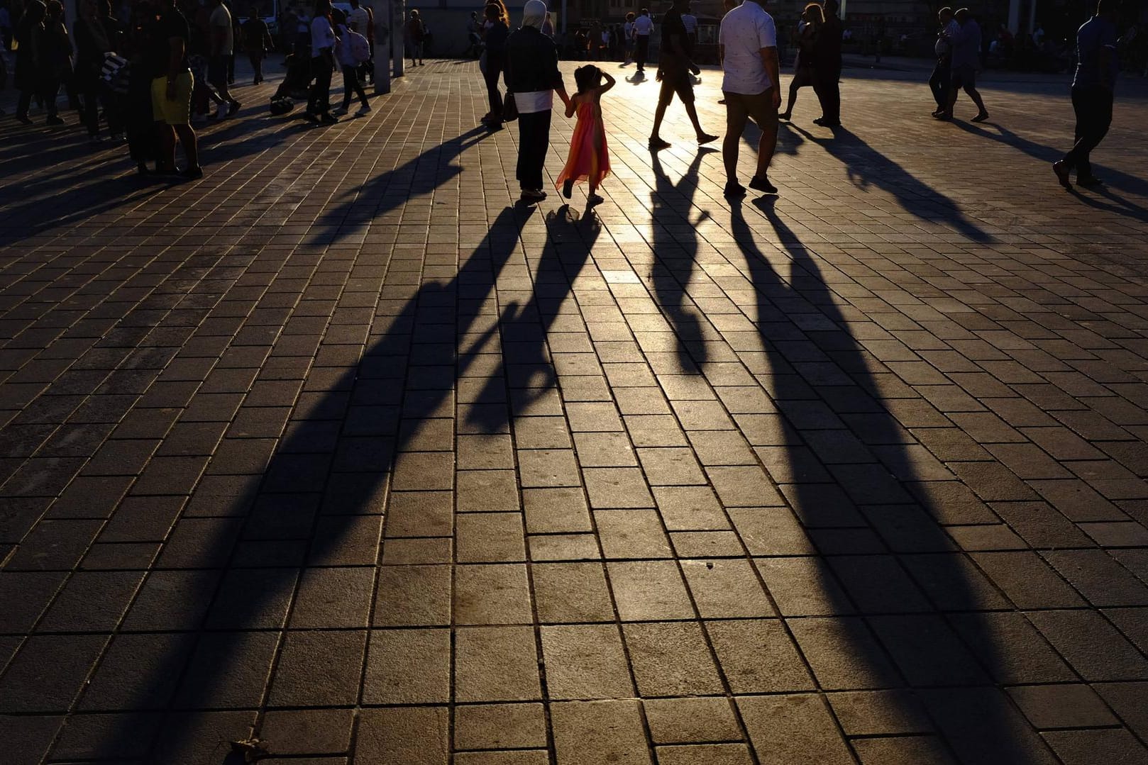 Die Schatten von Passanten auf dem Straßenpflaster in Istanbul: Der Getötete wollte offenbar eine Sechsjährige entführen. (Symboldbild)