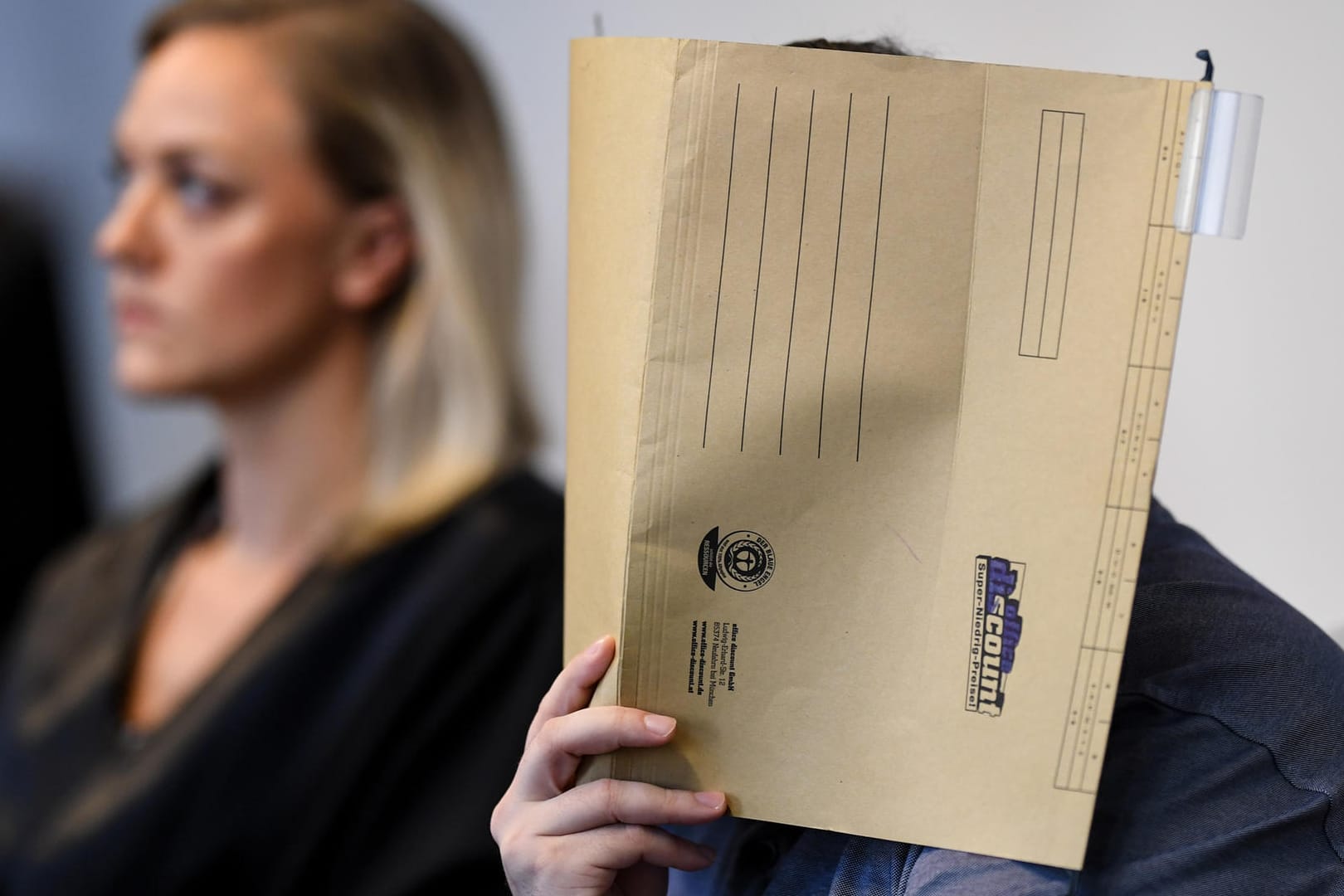 Der Angeklagte im Gerichtssaal neben seiner Verteidigerin: Der 33-Jährige selbst hat sich zu den neuen Vorwürfen noch nicht geäußert. (Archivbild)