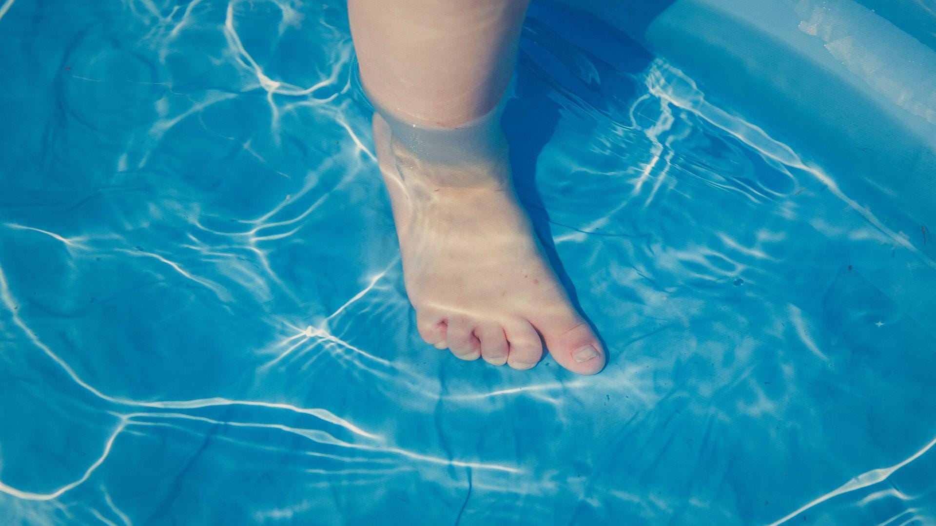 Ein Kinderfuß in einem Pool: Die Mutter hatte ihre ein- und zweijährigen Kinder in das Becken gesetzt, doch diese schrien laut los. (Symbolbild)