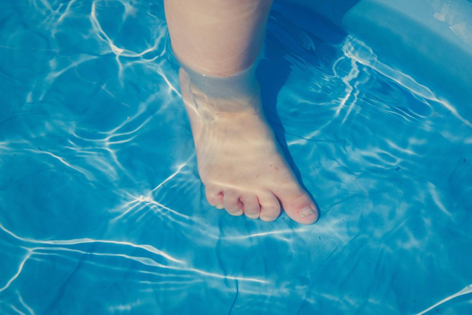 Ein Kinderfuß in einem Pool: Die Mutter hatte ihre ein- und zweijährigen Kinder in das Becken gesetzt, doch diese schrien laut los. (Symbolbild)