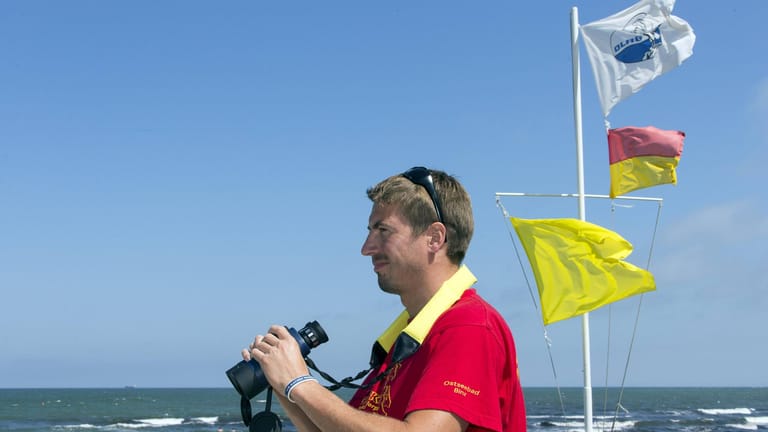 Rettungsschwimmer: Ist die gelb-rote Flagge gehisst, dann hat die DLRG den Strand im Blick.