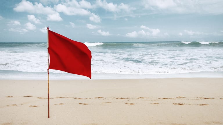 Gefährliche Strömungen: Sehen Sie eine rote Flagge am Strand, dann gehen Sie besser nicht ins Wasser.