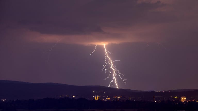 Ein Blitz am Gewitterhimmel: Der thüringische Ministerpräsident drückte seine Betroffenheit aus. (Symbolbild)