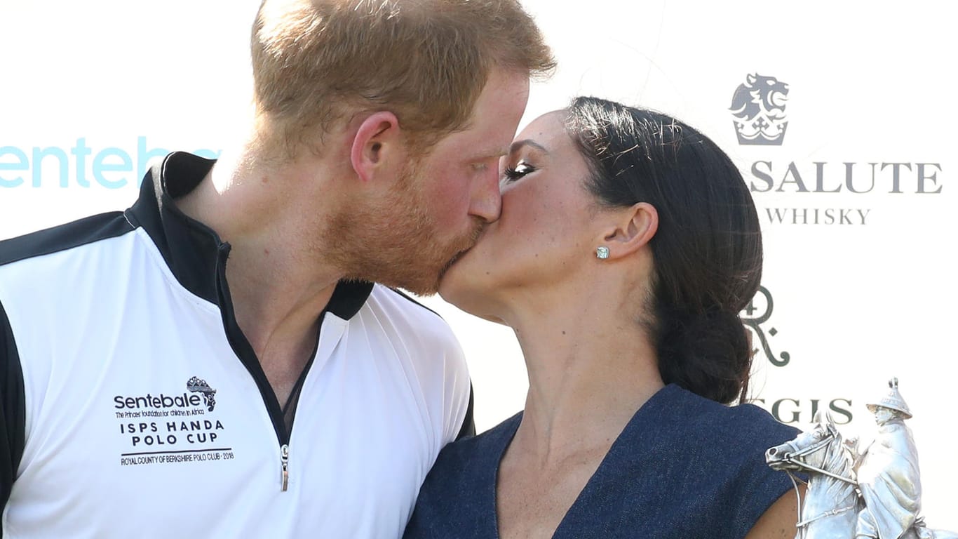 Nach dem Polospiel: Prinz Harry bekommt einen Kuss von Herzogin Meghan – und einen Preis.