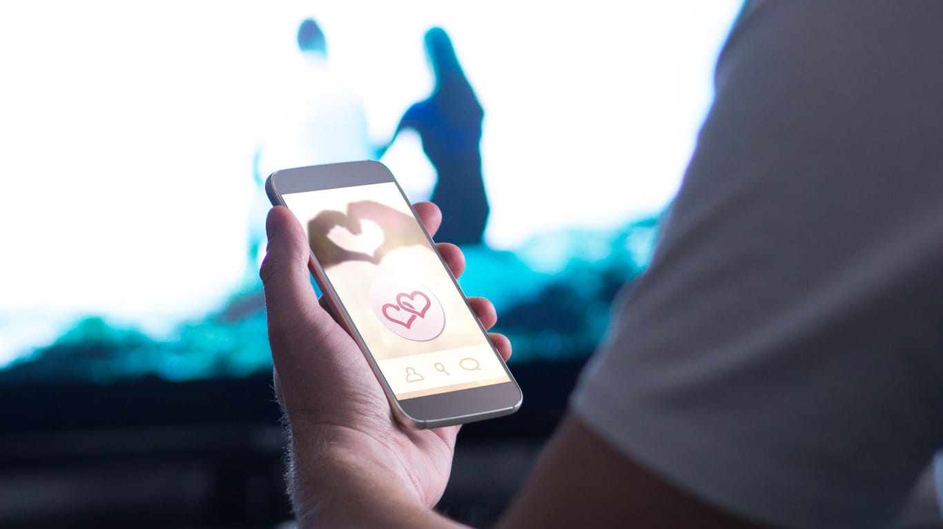 Online-Dating-App: Beim Love-Scamming geben die Täter falsche Profile an.