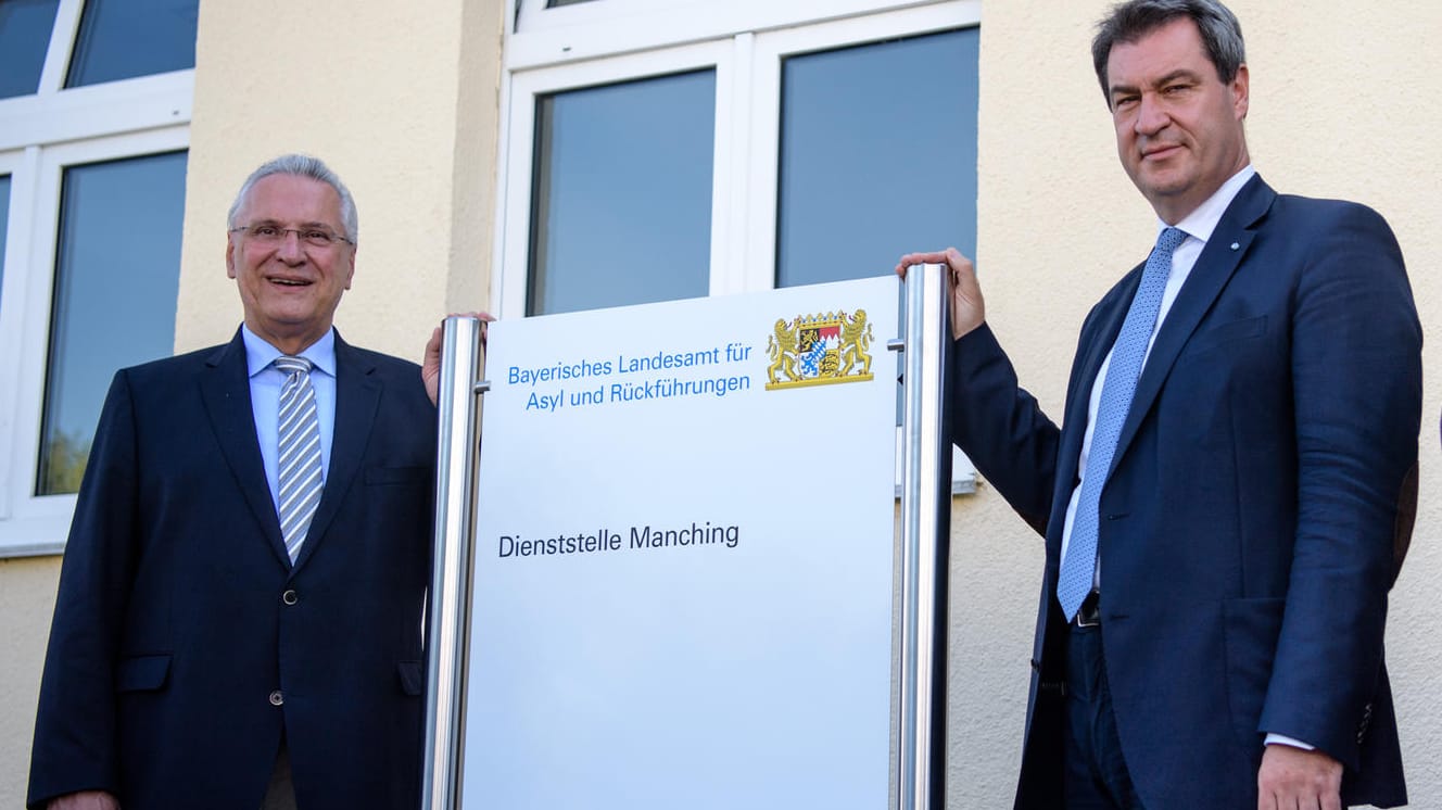 Joachim Herrmann (l.) und Markus Söder (r.) bei der Gründungsfeier des Landesamtes für Asyl und Rückführungen: Mit dem Landesamt sollen zentral für Bayern Passbeschaffung, Rückführung und Förderung der freiwilligen Ausreise verbessert werden.