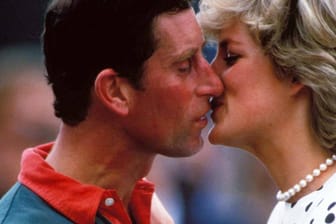 Prinz Charles und Lady Di: Auch sie küssten sich nach dem Polospiel öffentlich – sogar mehrfach.