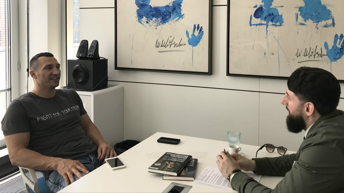 Lebhaftes Gespräch: Wladimir Klitschko (li.) im Gespräch mit t-online.de-Reporter David Digili.