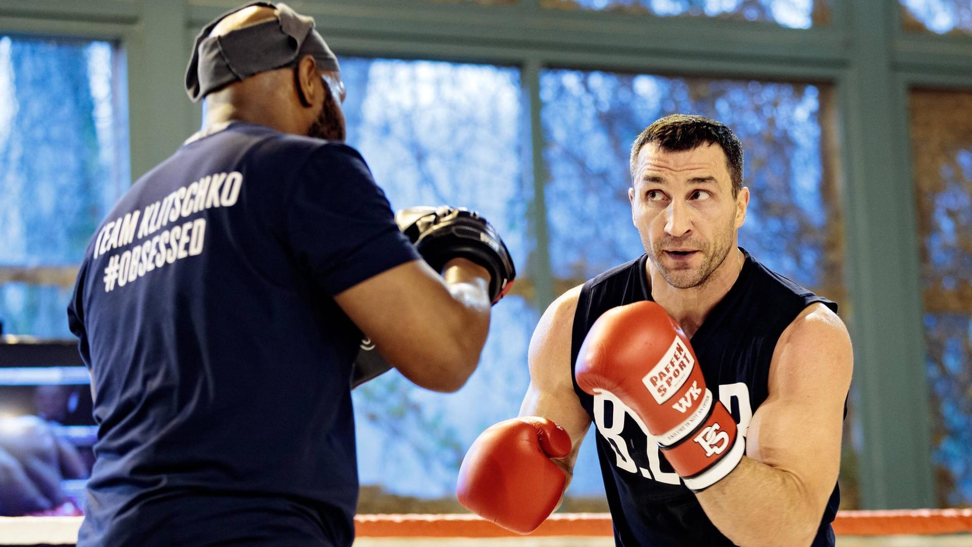 Klitschko (r.) während der Vorbereitungen auf den Kampf gegen Anthony Joshua.