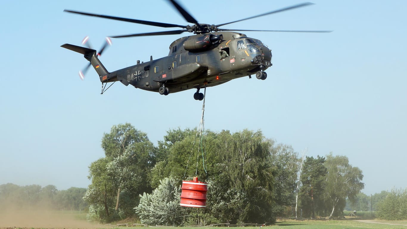 Löschhubschrauber der Bundeswehr: Der Hubschrauber unterstützt beim Löschen des Waldbrandes in Potsdam.