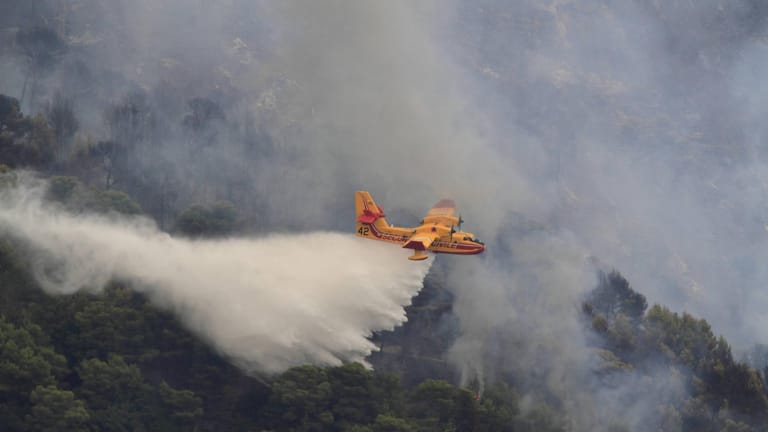 Ein Löschflugzeug wirft Wasser über einen Waldbrand: In Deutschland gibt es keine Löschflugzeuge.