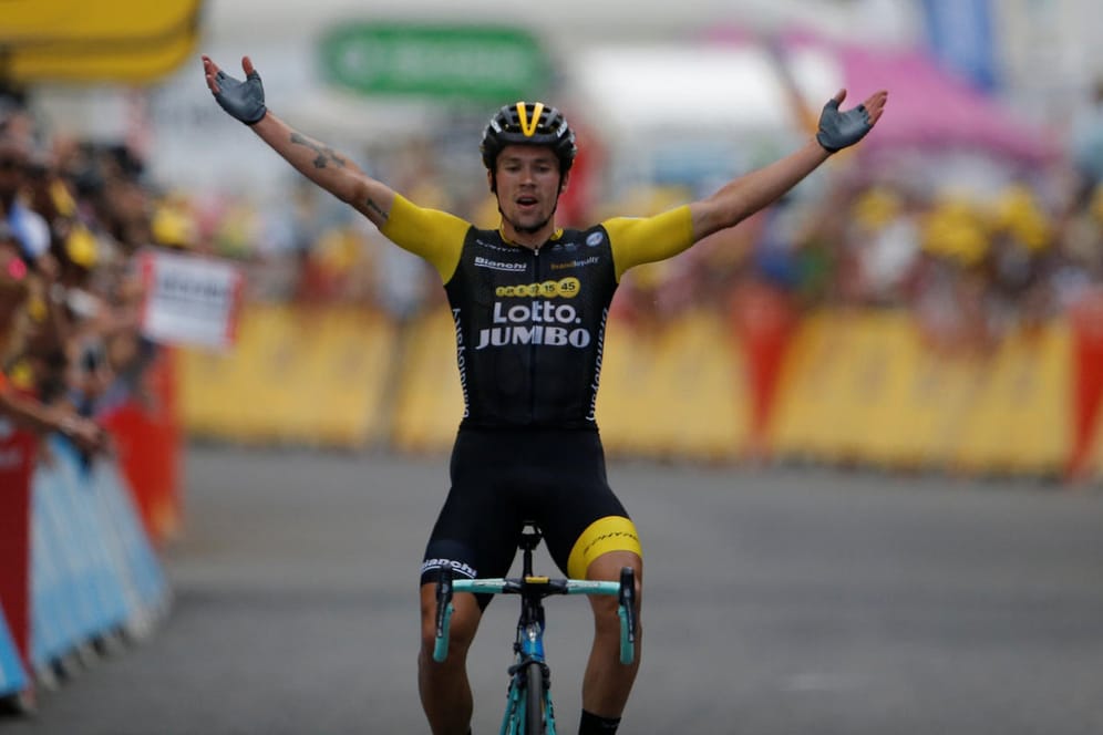 Tour de France: Primoz Roglic jubelt über seinen Etappensieg.