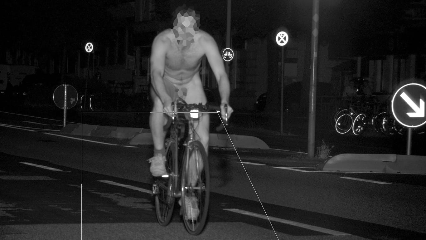 Nackter Radfahrer auf seinem Rennrad: Der Mann wurde in Kiel geblitzt, weil er in einer 30er-Zone 47 km/h schnell fuhr.