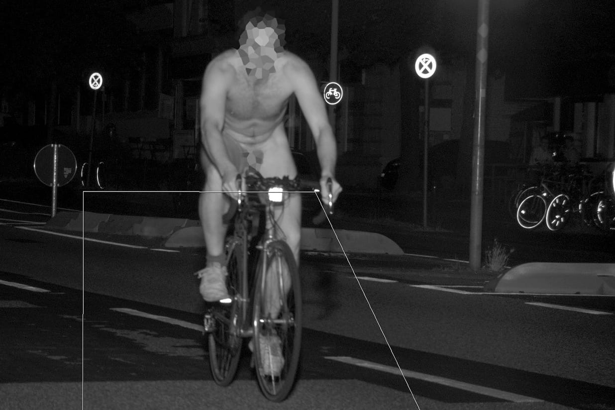 Nackter Radfahrer auf seinem Rennrad: Der Mann wurde in Kiel geblitzt, weil er in einer 30er-Zone 47 km/h schnell fuhr.