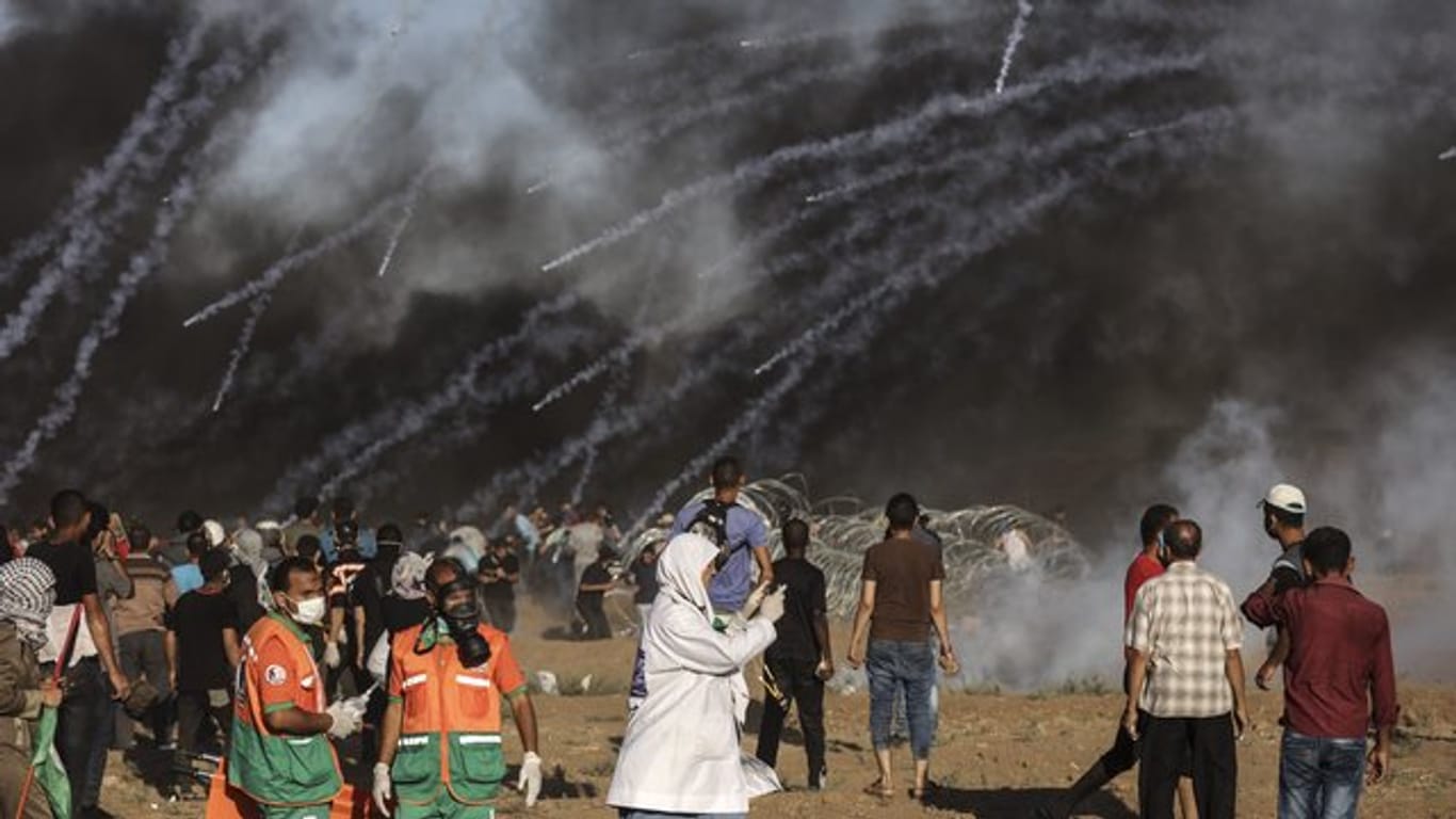 Israelische Sicherheitskräfte feuern Tränengasgranaten auf palästinensische Demonstranten an der Grenze zu Israel.